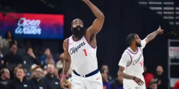 不是控卫却都干起控卫的活儿 詹姆斯和哈登谁助攻更强？