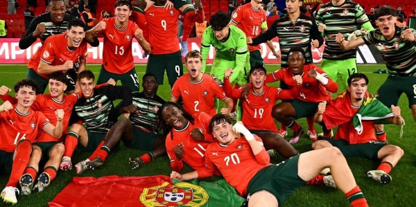 🏆C罗、B费社媒祝贺葡萄牙U17欧洲杯夺冠：历史的缔造者