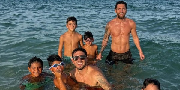 享受亲子时光，梅西晒与家人在海滩的合照