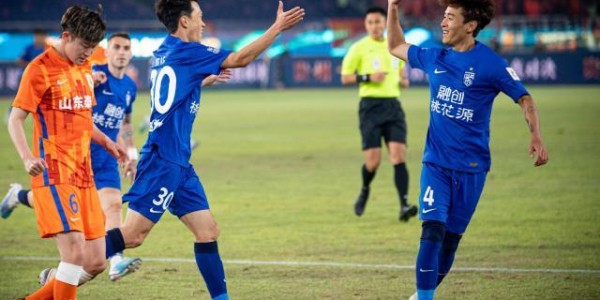 bob半岛体育-泰山南征还得押宝郭田雨 当超级小生遇上同窗铁卫