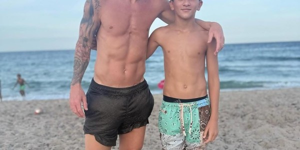 享受亲子时光，梅西晒与家人在海滩的合照